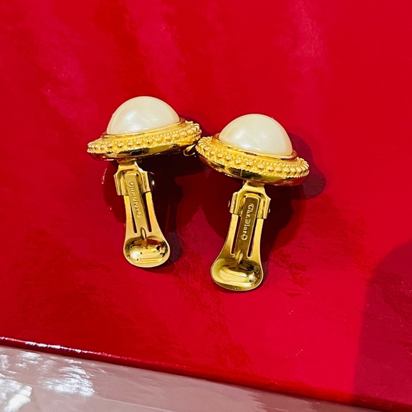 Vintage Christian Dior Pearl/Gold Clip on Earrings - Picture 9 of 10